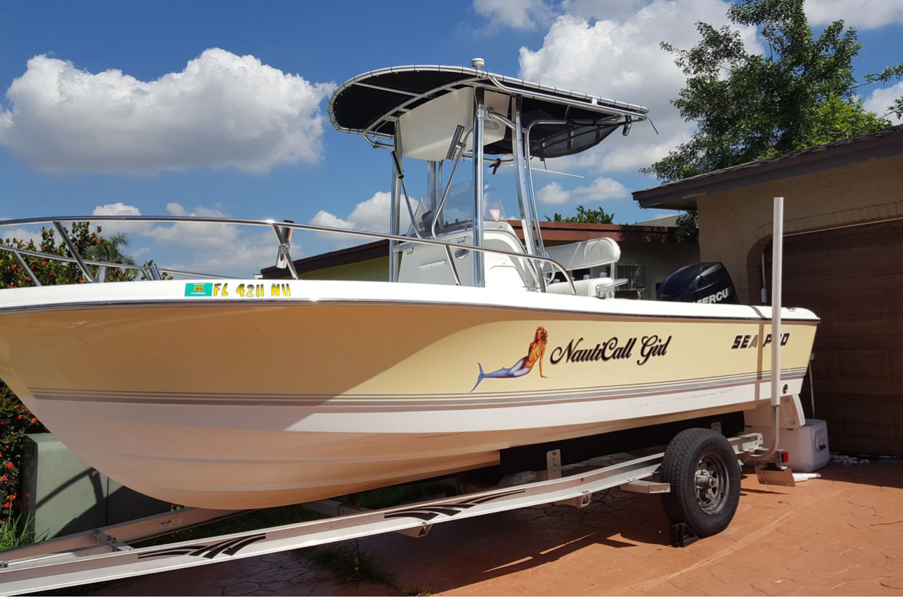 NautiCall Girl Sea Pro center console with cream and navy hull
